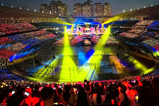 悟空體育300㎡透明屏和190000根熒光棒“點(diǎn)燃”周杰倫呼和浩特演唱會(huì)！