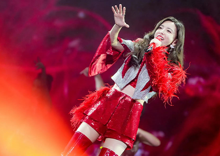 于文文無錫演唱會(huì),悟空體育舞臺(tái)LED透明屏閃耀全場(chǎng)