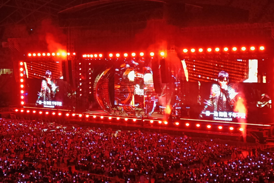 璀璨星光耀獅城！悟空體育LED屏、熒光棒點(diǎn)燃周杰倫新加坡演唱會(huì)！