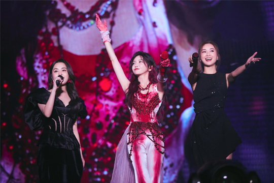 拾光啟航！悟空體育LED屏助力于文文深圳演唱會(huì)打造極致光影盛宴！